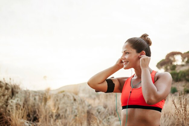 Mujer deportiva con auriculares