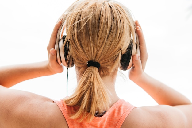 Foto gratuita mujer deportiva con auriculares