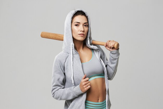 Mujer deportiva brutal en la capilla que presenta sosteniendo el pedazo en blanco.