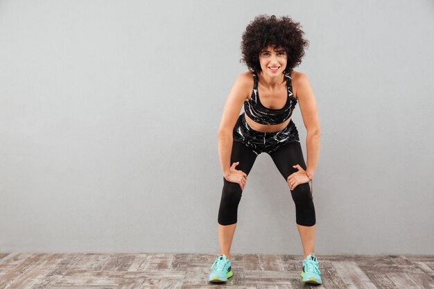 Mujer deportiva cansada contenta