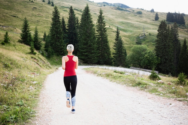 Mujer deportiva corriendo en la naturaleza