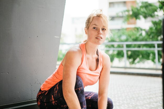 Mujer deportiva en entorno urbano