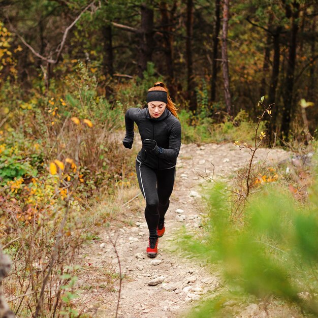 Mujer deportiva de entrenamiento al aire libre corriendo