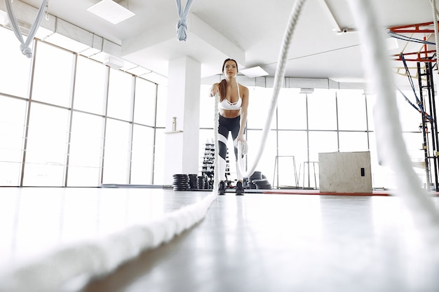 Mujer deportiva entrenando en un gimnasio de la mañana