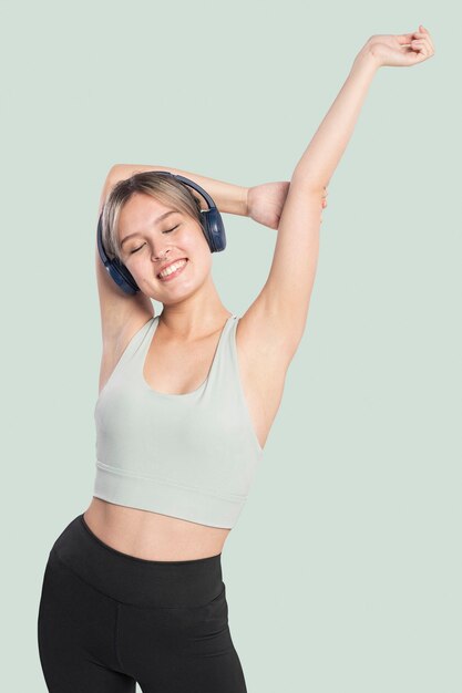 Mujer deportiva escuchando música con auriculares