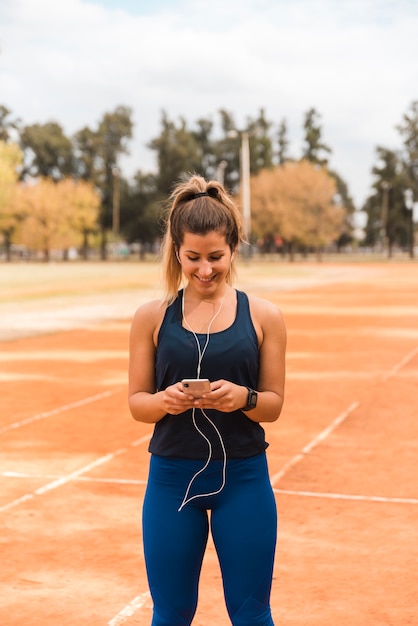 Foto gratuita mujer deportiva escuchando música