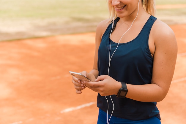 Foto gratuita mujer deportiva escuchando música