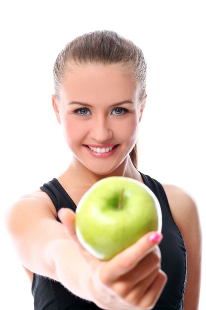 mujer deportiva con manzana