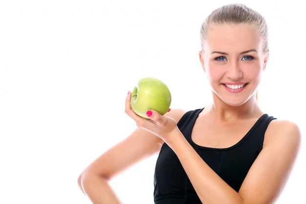 mujer deportiva con manzana