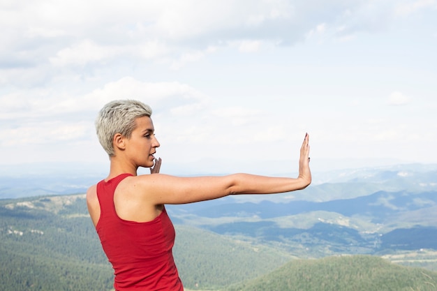 Mujer deportiva meditando en la naturaleza