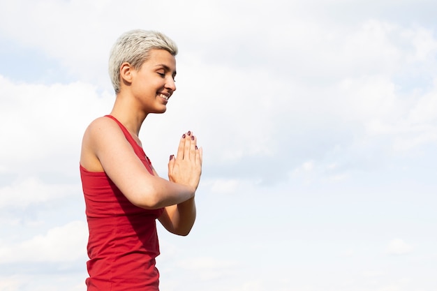 Mujer deportiva meditando en la naturaleza