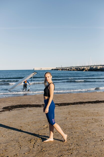 Mujer deportiva en la playa