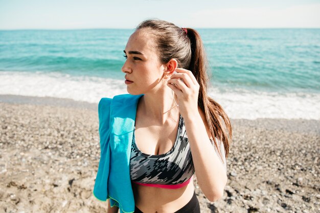 Mujer deportiva en la playa