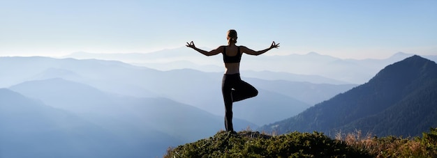 Mujer deportiva que medita en el aire fresco