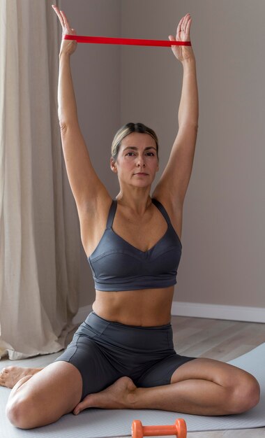 Mujer deportiva en ropa de fitness azul con accesorios