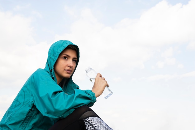 Mujer deportiva sosteniendo una botella de agua
