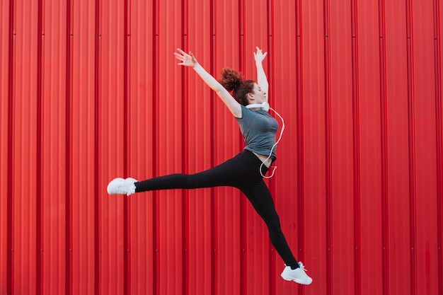 Mujer deportiva volando en salto