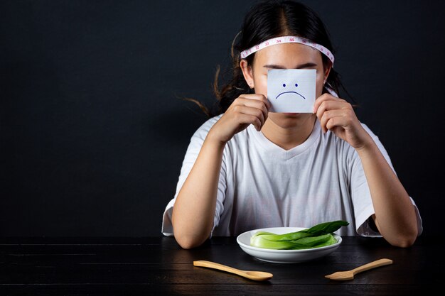 Mujer deprimida hambrienta de hacer dieta