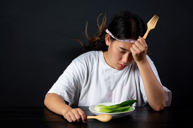 Mujer deprimida hambrienta de hacer dieta