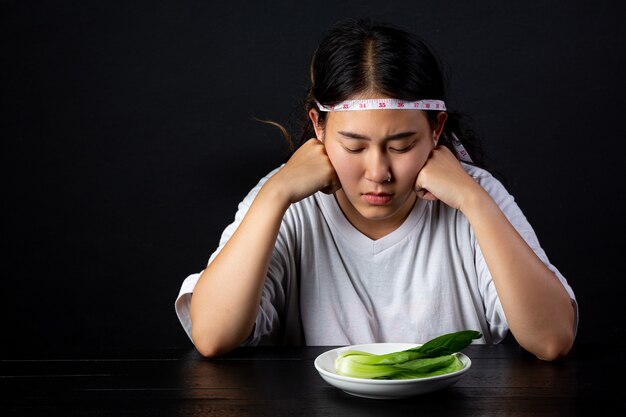 Mujer deprimida hambrienta de hacer dieta