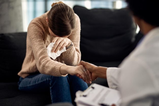 Mujer deprimida que busca consuelo de su psicoterapeuta