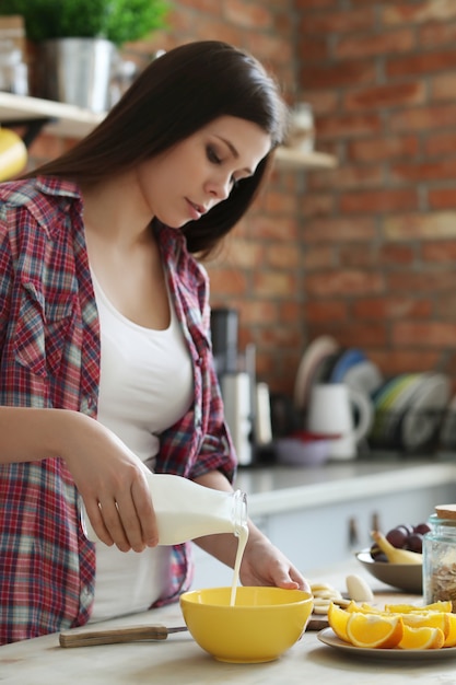 Mujer desayunando en la cocina