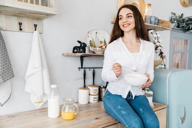 Mujer desayunando en la cocina