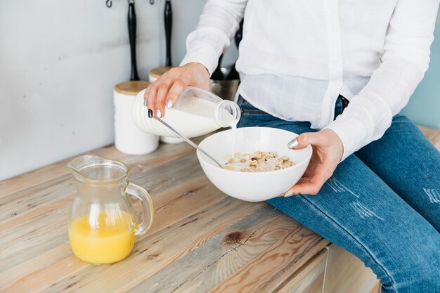 Mujer desayunando en la cocina