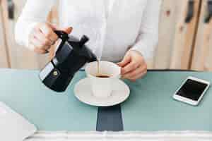 Foto gratuita mujer desayunando en la cocina