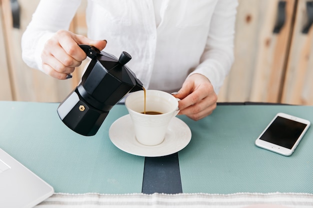 Mujer desayunando en la cocina