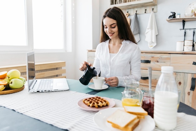 Foto gratuita mujer desayunando en la cocina