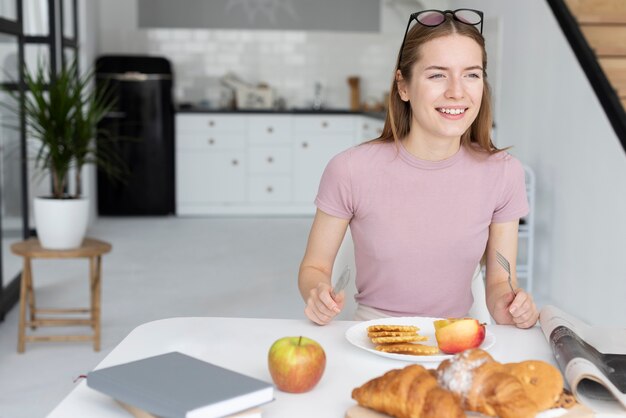 Mujer desayunando sano