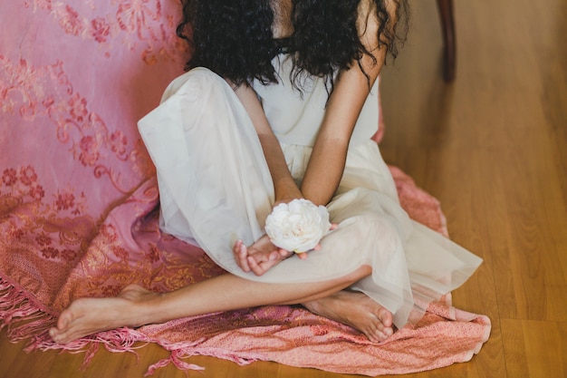 Mujer descalza de la cosecha con la flor