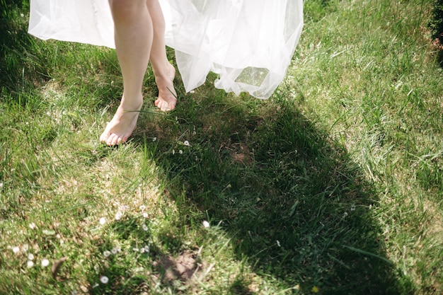 La mujer va descalza sobre la hierba