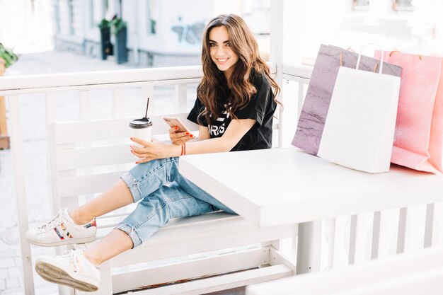 Mujer descansando en el café