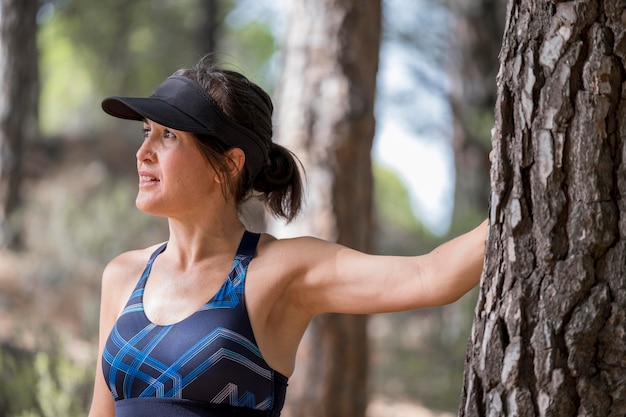 Foto gratuita mujer descansando después de correr