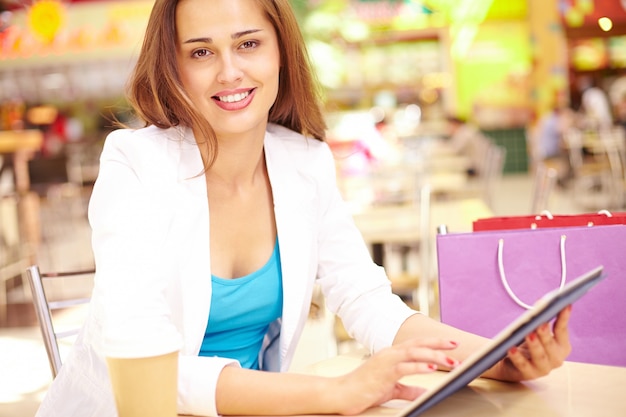 Mujer descansando después de un día de compras