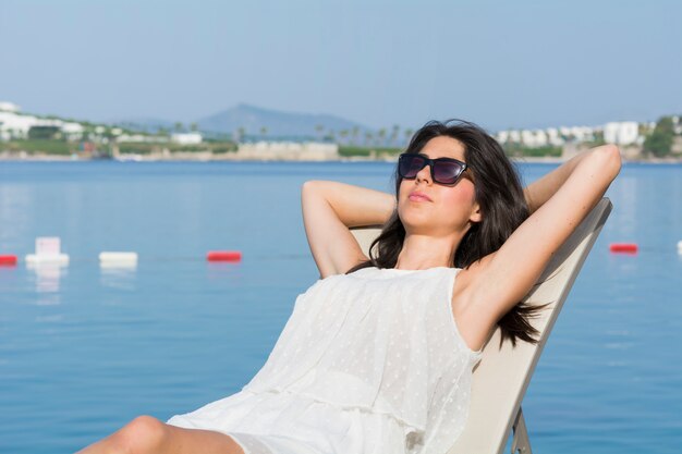 Mujer descansando en una hamaca