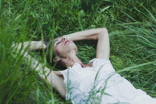 Mujer descansando en la hierba