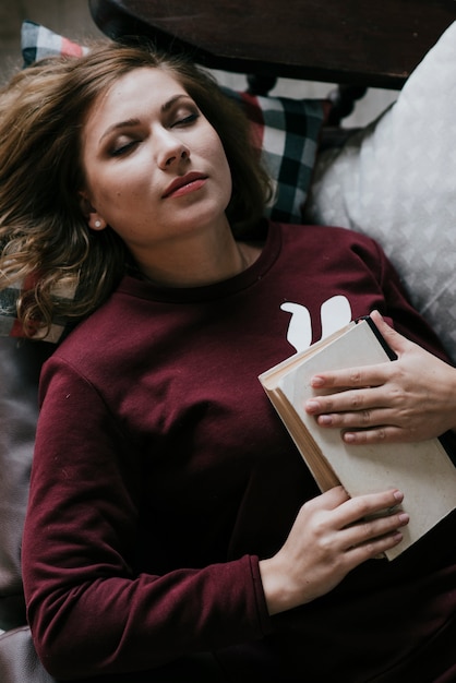 Mujer descansando con libro