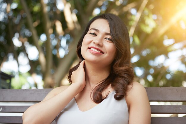 Mujer descansando en el parque