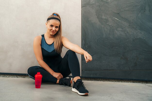 Mujer descansando en ropa deportiva