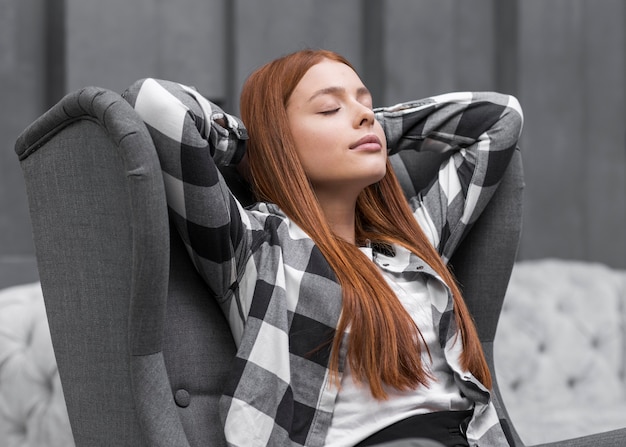 Mujer descansando en un sillón