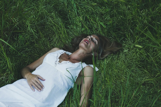 Mujer descansando sobre hierba