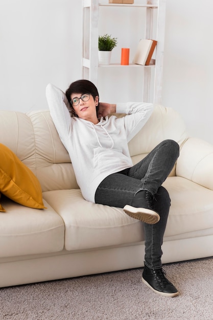 Mujer descansando en el sofá en casa