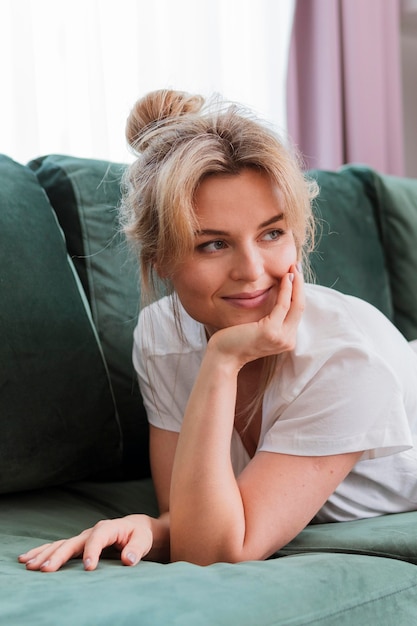 Foto gratuita mujer descansando su cabeza sobre la mano