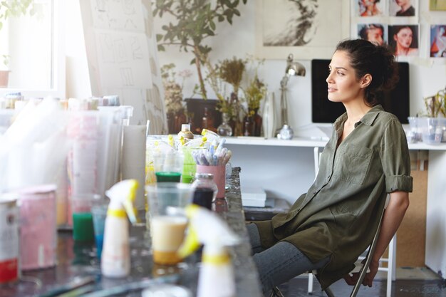 Mujer descansando en su estudio de arte