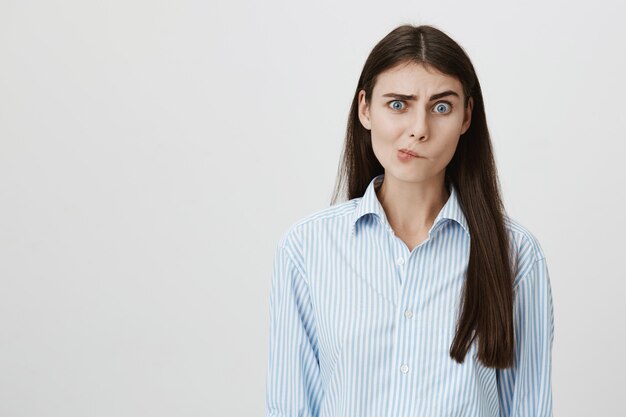 Mujer desconcertada dudosa mirada vacilante