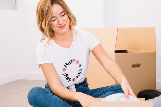 Mujer desempaquetando caja