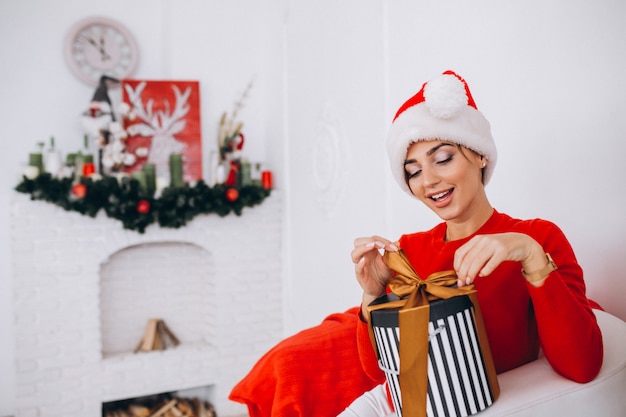 Foto gratuita mujer desempaquetando regalos en navidad